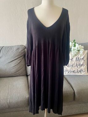 Classic Black Ribbed V-Neck Midi Dress